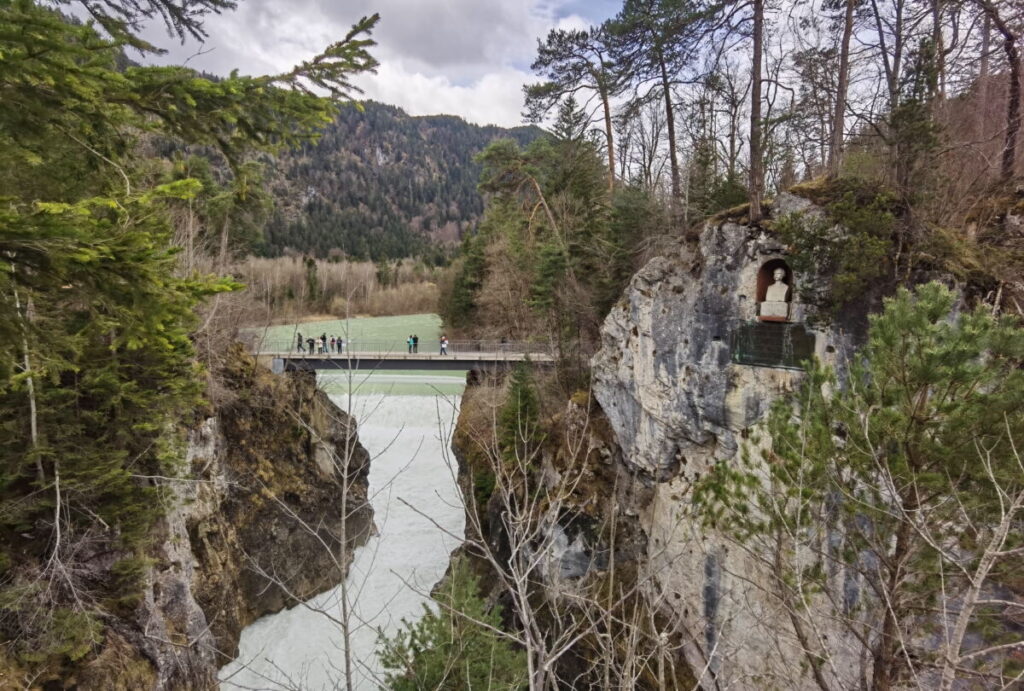 Blick auf den Lechfall, Maxsteg und den Felsen samt Kaiser Max Büste