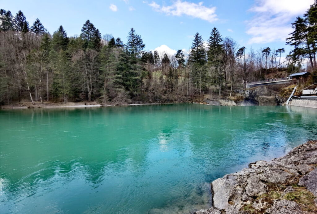 Der türkisgrüne Lech, aufgestaut vor dem Lechfall, rechts im Bild der Maxsteg