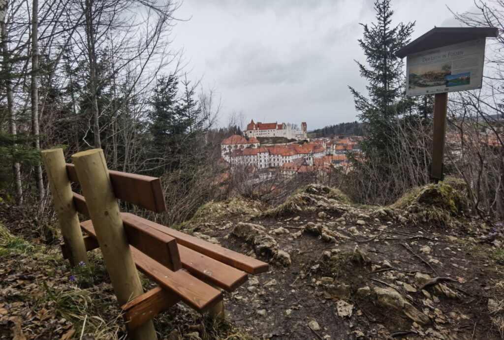 Lechfall Füssen Rundweg - mit Pause an der Aussichtsbank, Blick auf das Hohe Schloss in Füssen