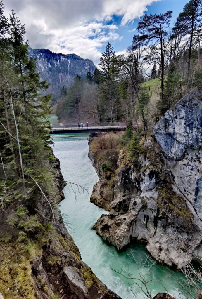 Der König Max Steg überspannt den Lech zwischen Lechfall und Lechklamm